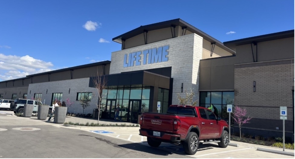 The new luxury athletic club, Lifetime, opened April 8 in Eagle and has already gained lots of popularity. The gym offers high quality amenities like indoor tennis and pickleball courts, expert trainers for classes and even an indoor pool.