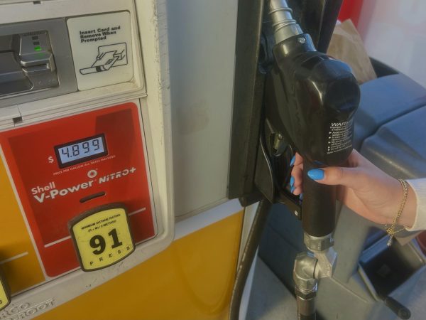 Junior Katrina Collins buys gas during increased gas prices caused by the war with Iran. Gas prices have gone up roughly 60 cents per gallon since the beginning of the international conflict and students like Collins are attempting to cut down their gas usage.